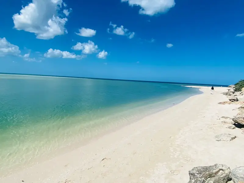 Vista abierta de la costa norte de Yucatán con arena blanca y mar en calma